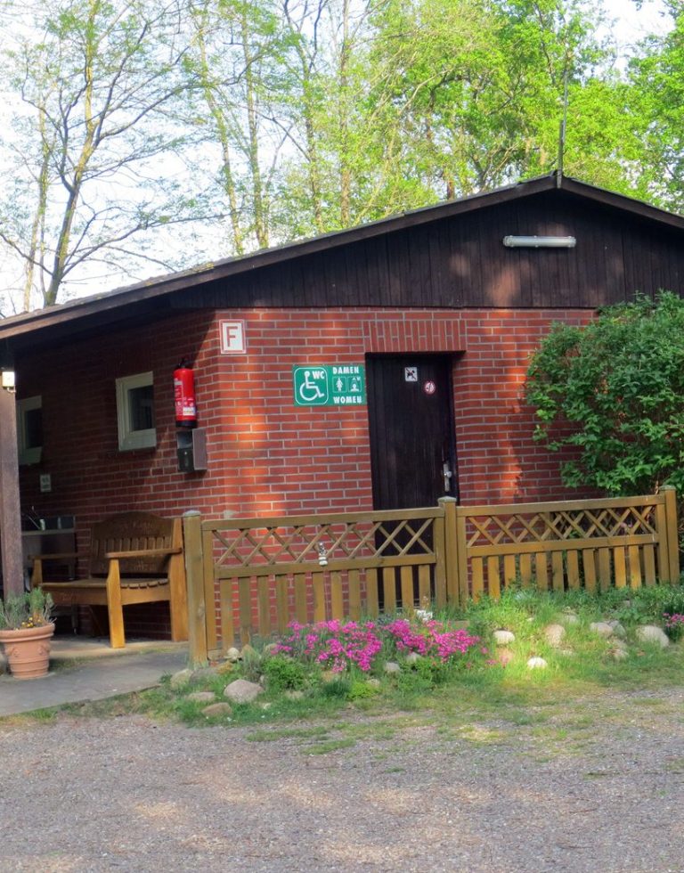 Das gepflegte Sanitärgebäude auf dem Campingplatz Hunte-Camp